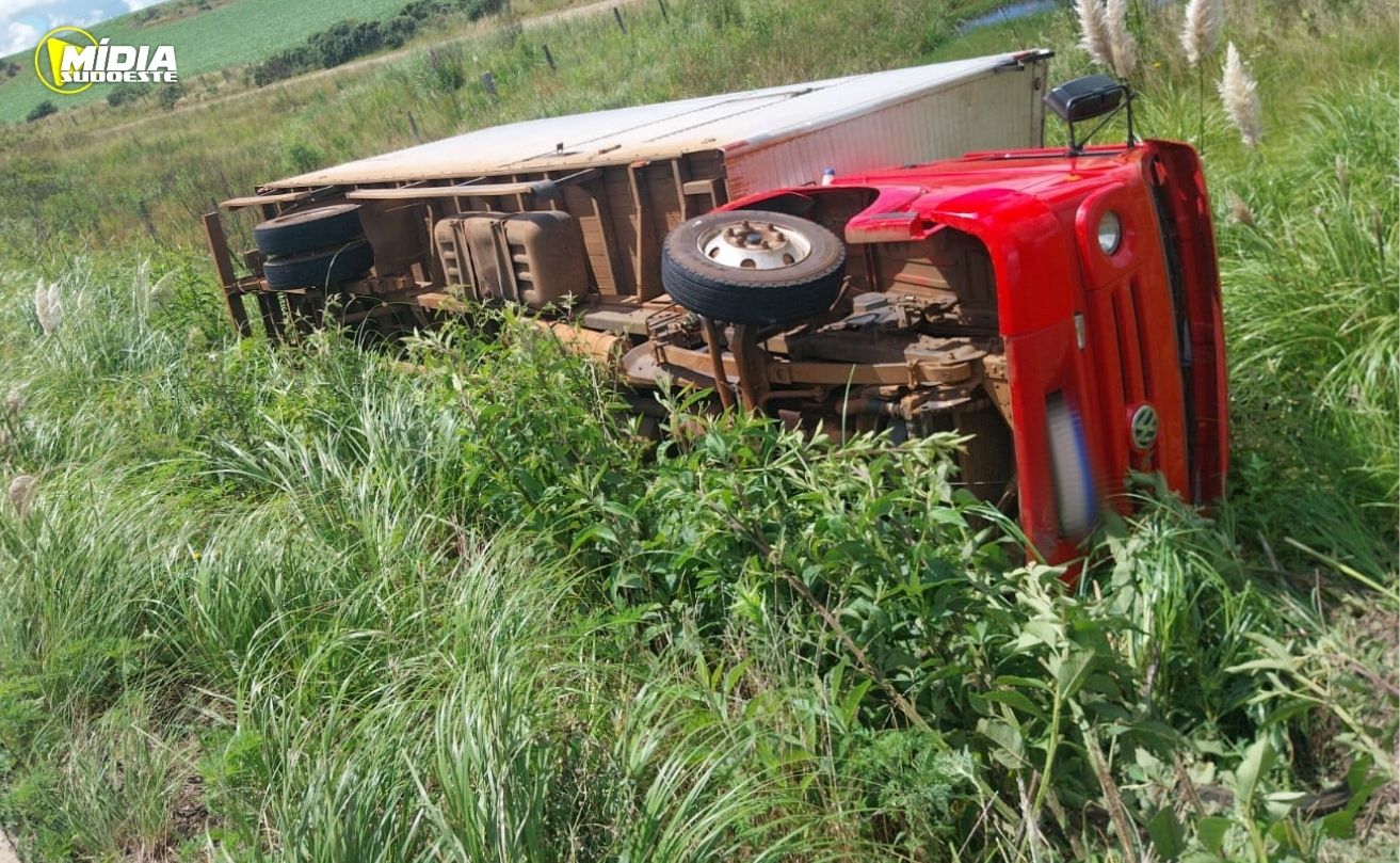 Veículo sai da pista e tomba na PRC 280
