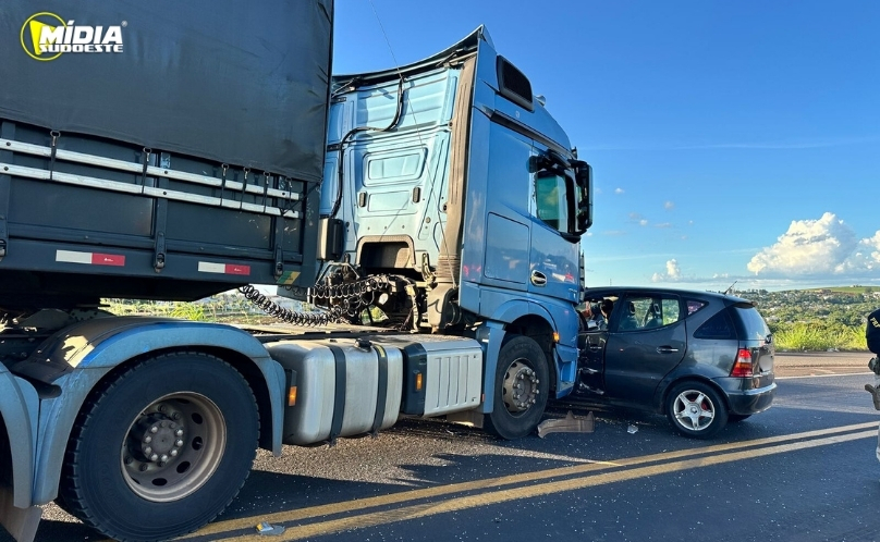 Acidente entre carro e caminhão é registrado na BR-163