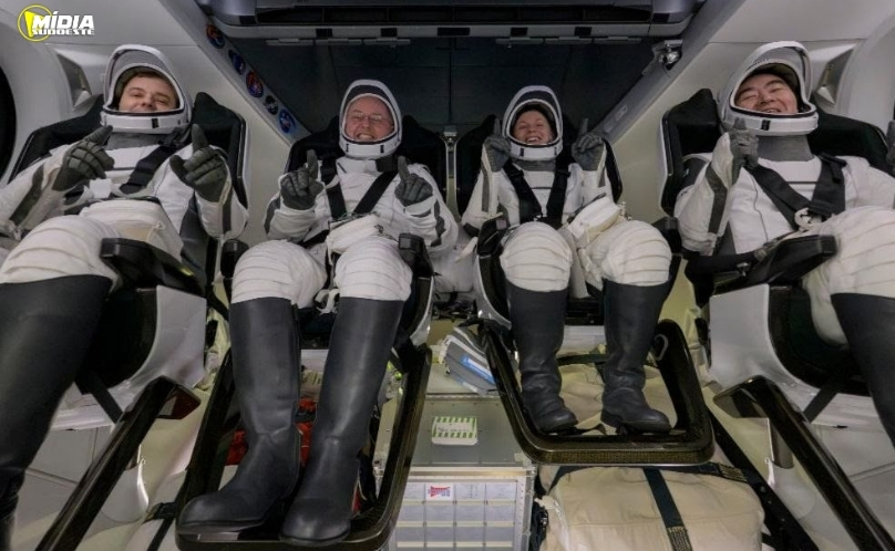 A missão Crew-11 da NASA e da SpaceX retorna e amerissa na costa da Califórnia