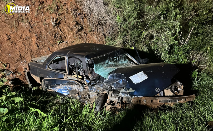 Acidente entre Monza e Hilux deixa seis feridos 