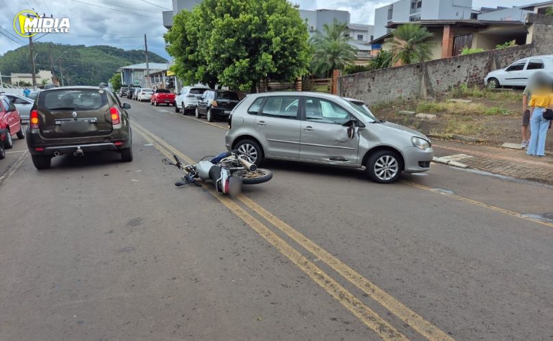 Acidente entre moto e carro deixa motociclista ferido