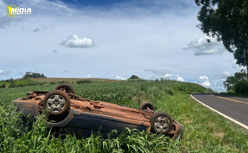 Saída de pista seguida de capotamento é registrada na BR-473