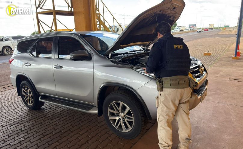 PRF recupera caminhonete furtada durante fiscalização 