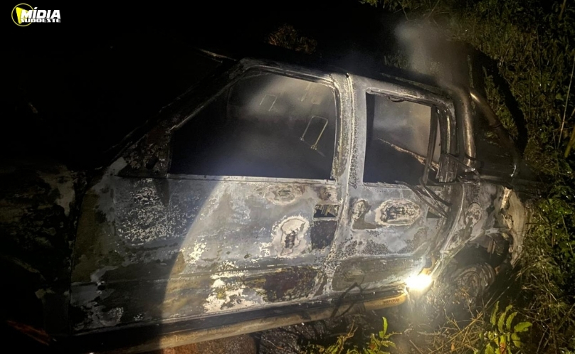 Incêndio destrói veículo em área de mata no interior de Iporã do Oeste
