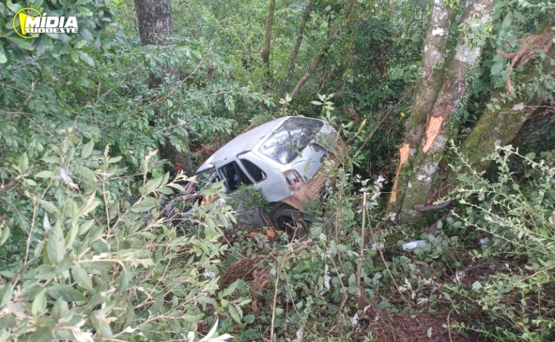 Homem de 31 anos morre em colisão entre carro e caminhão na PRC-280