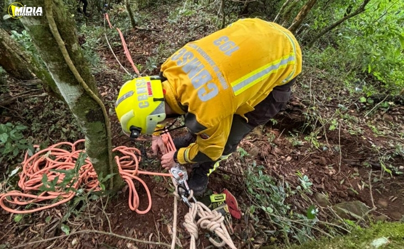 Bombeiros removem corpo de homem em área de difícil acesso no interior