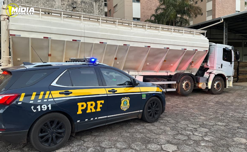 PRF apreende caminhão com cigarros contrabandeados