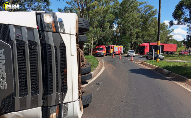 Acidente envolve carreta na BR-282