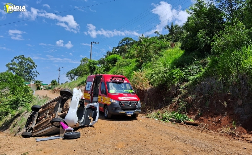 Capotamento na SC-154 deixa duas mulheres feridas em Itá