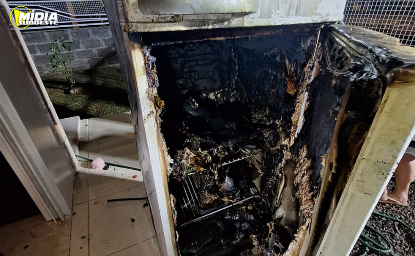 Fogo em geladeira causa princípio de incêndio em residência