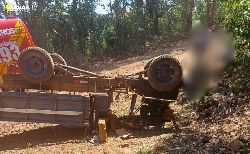 Capotamento de carreta agrícola deixa mulher ferida