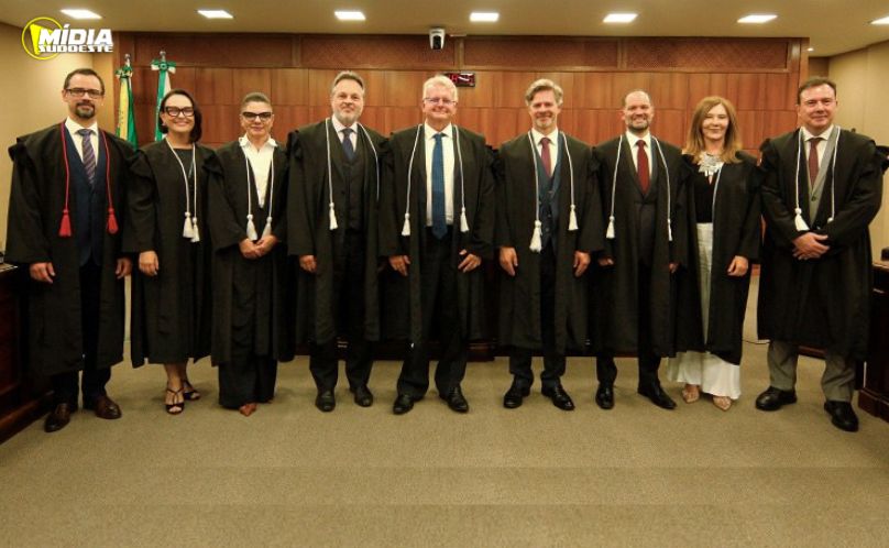 Novos juristas tomam posse no TRE-PR