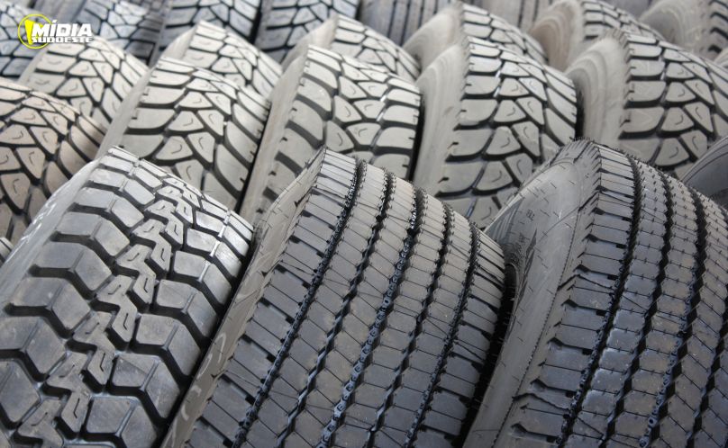 Polícia Militar apreende pneus contrabandeados