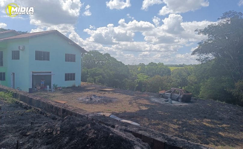 Chamas atingem carro e vegetação, mas não alcançam residência