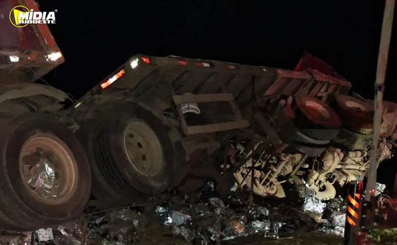 Acidente com caminhão interdita totalmente a PR-281 em Chopinzinho