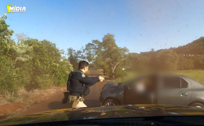 Após tentativa de fuga, PRF prende casal com drogas 