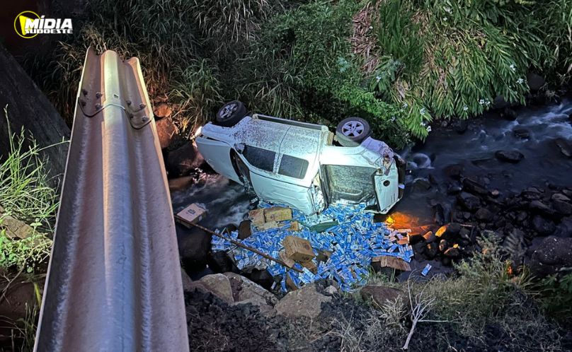 Tentativa de fuga acaba em acidente e apreensão de cigarros