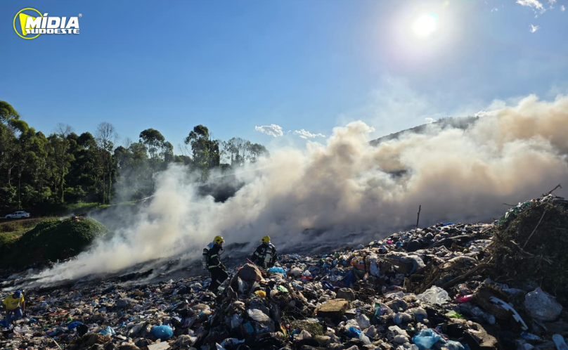 Incêndio em aterro sanitário é controlado após longa operação