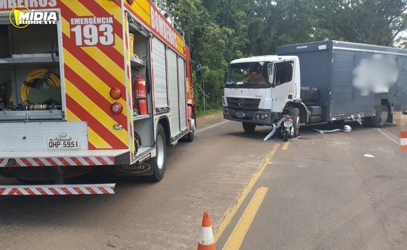 Grave acidente entre moto e caminhão é registrado na BR-163