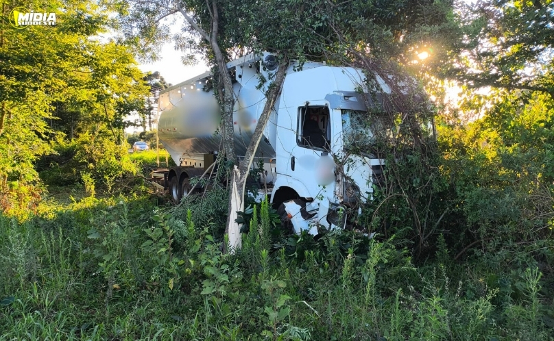 Saída de pista de caminhão é registrada na SC-305, em Anchieta