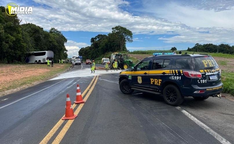 Colisão entre ônibus e trator deixa dois feridos na BR-277