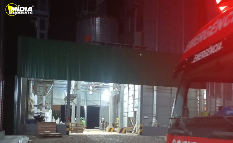 Bombeiros combatem princípio de incêndio em silo de grãos