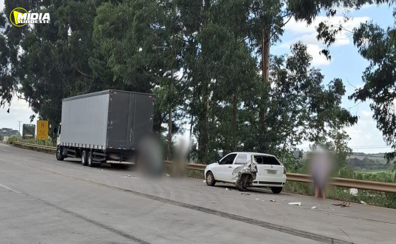 Acidente envolve caminhão e automóvel na PRC-280