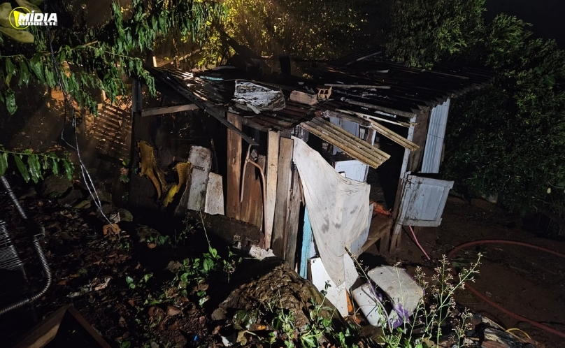 Incêndio destrói residência de madeira durante a madrugada em Xanxerê