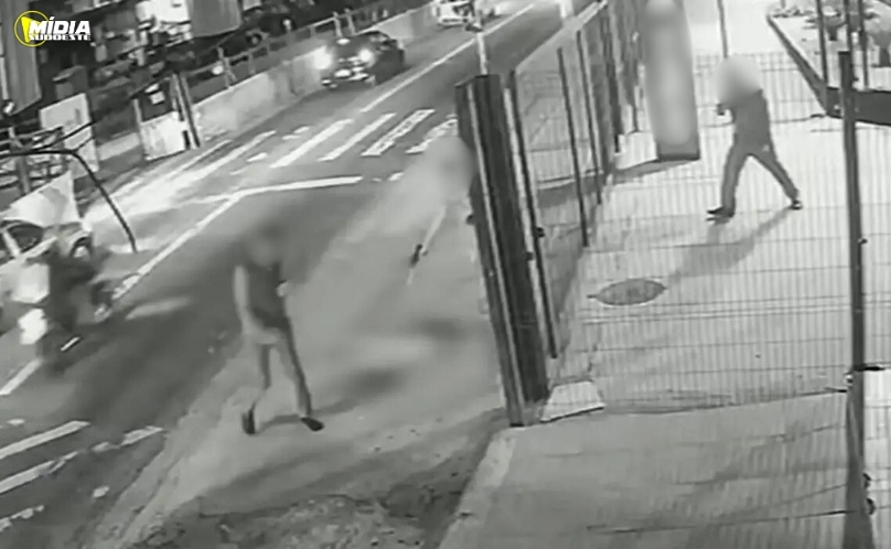 Cachorro é morto com dez tiros em frente a ponto de ônibus