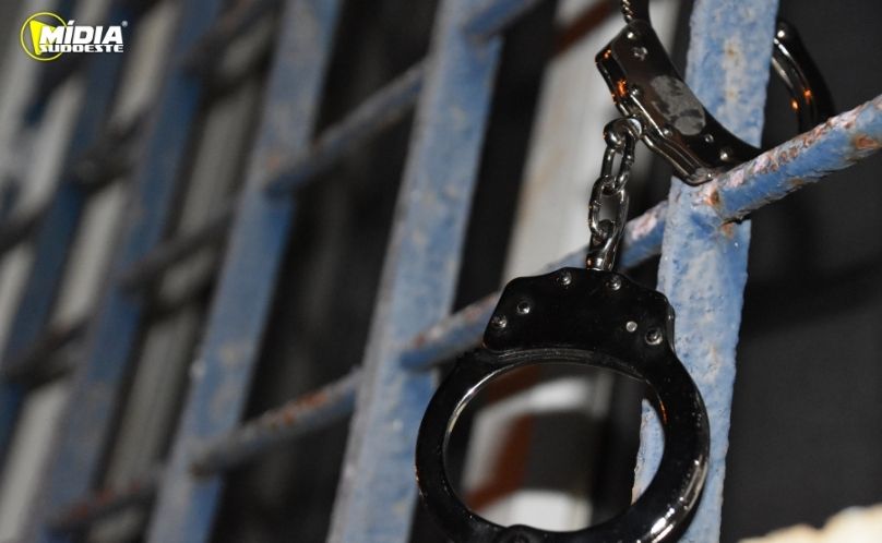 Dois homens são presos por furto qualificado