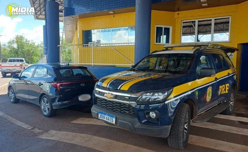 PRF recupera veículo furtado em Curitiba durante fiscalização em Guaíra