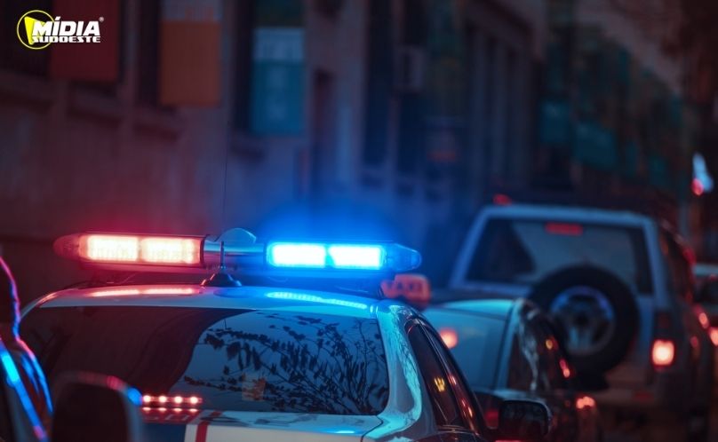 Policial rodoviário estadual e esposa são encontrados baleados dentro de carro