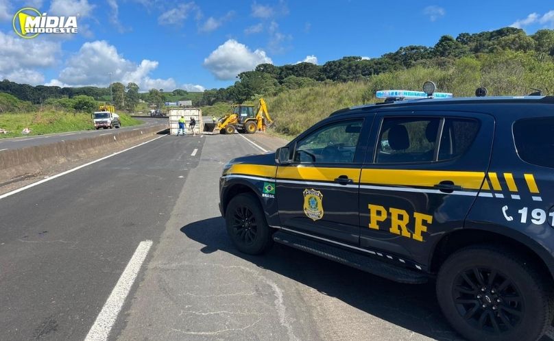 Caminhão colide com canteiro central e tomba na BR-277