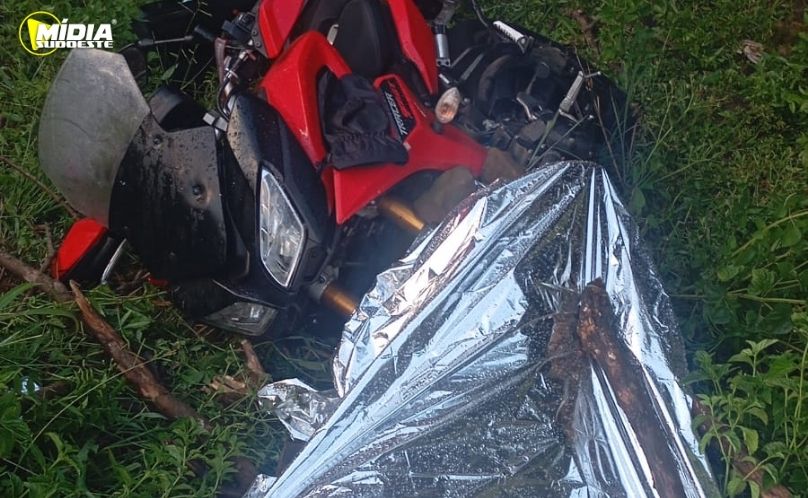 Motociclista morre após sair da pista e tombar na SC-305