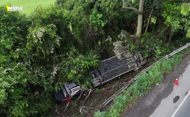 Saída de pista de ônibus deixa três mortes na BR-470