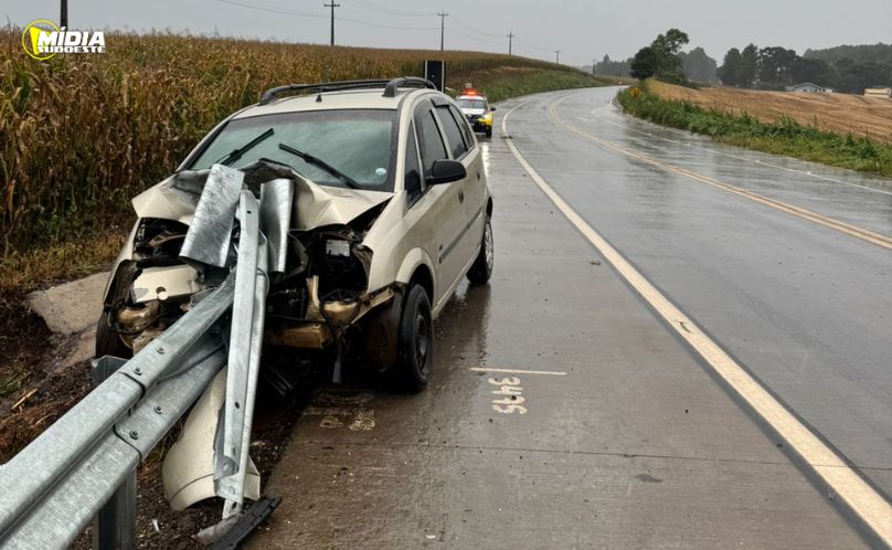 Homem fica ferido após veículo atingir defensa metálica
