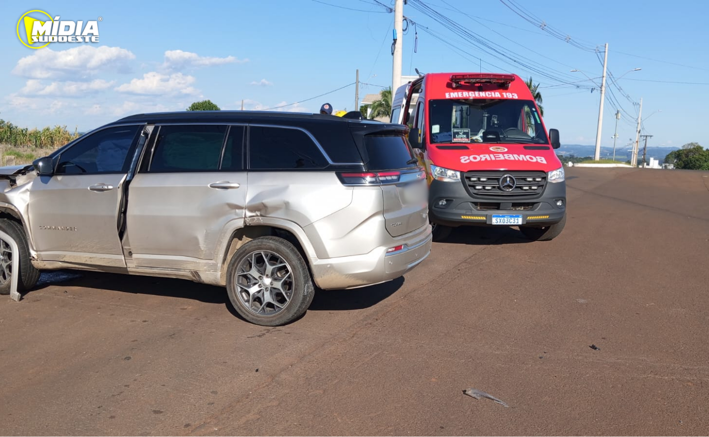 Colisão entre dois carros deixa mulher ferida na BR-282