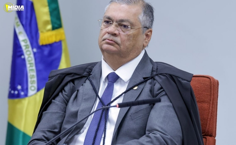 Dino determina suspensão de “penduricalhos” acima do teto constitucional
