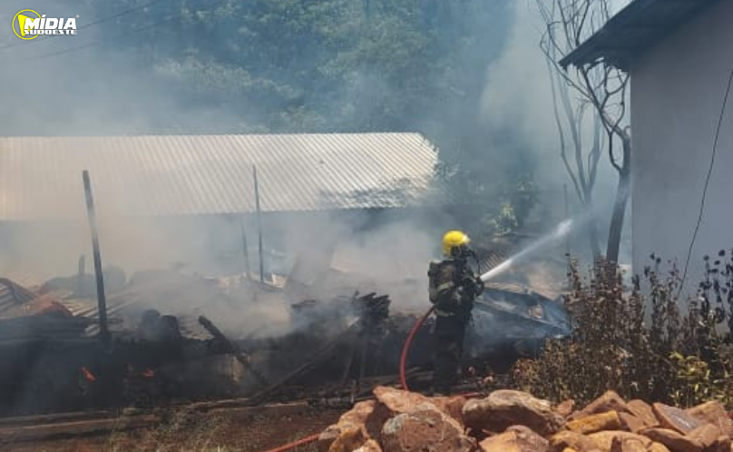 Incêndio destrói galpão e atinge residência no interior de Iraceminha