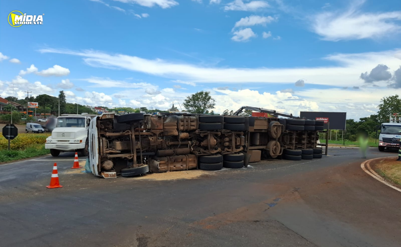 Caminhão tomba na PR-180 em Realeza