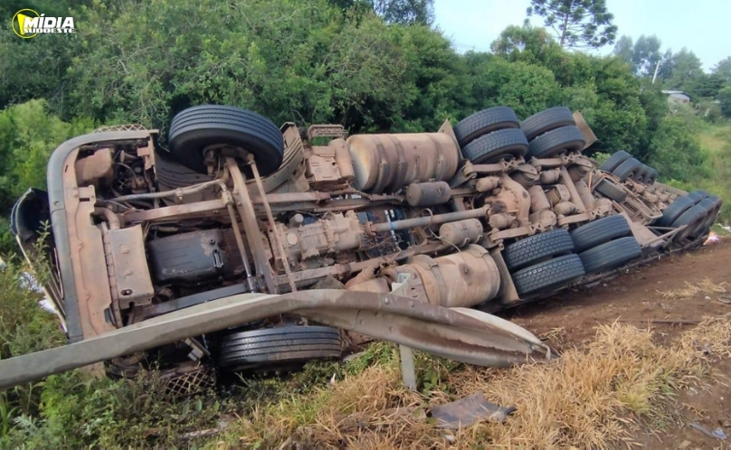 Motorista fica preso em carreta tombada na BR-282