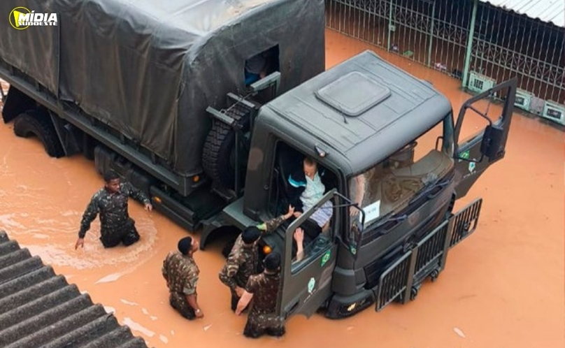 Forças Armadas reforçam apoio a cidades atingidas em Minas Gerais