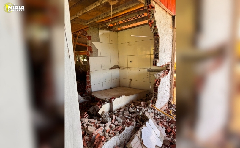 Idoso de 68 anos fica ferido após queda de muro