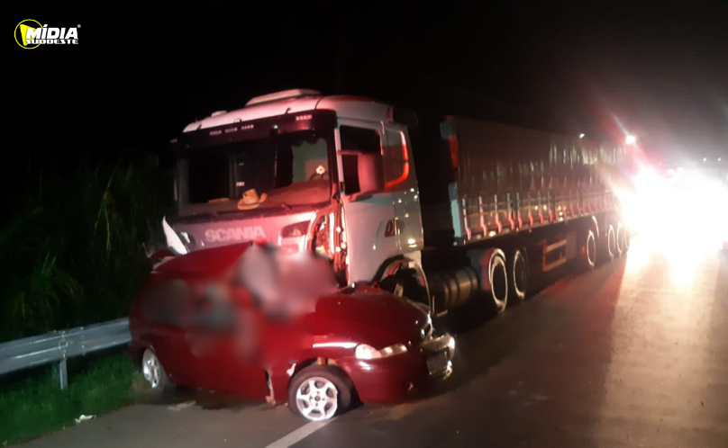 Mulher morre em grave colisão envolvendo três veículos na BR-376