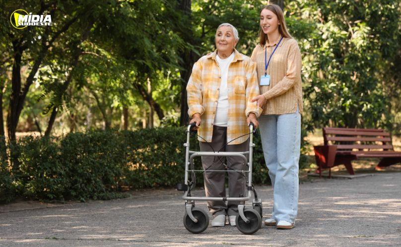 Cuidadores de idosos passam a receber auxílio no Paraná