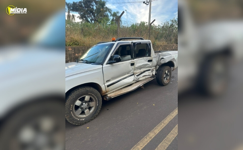Colisão na Perimetral Verde Amarela deixa veículos destruídos