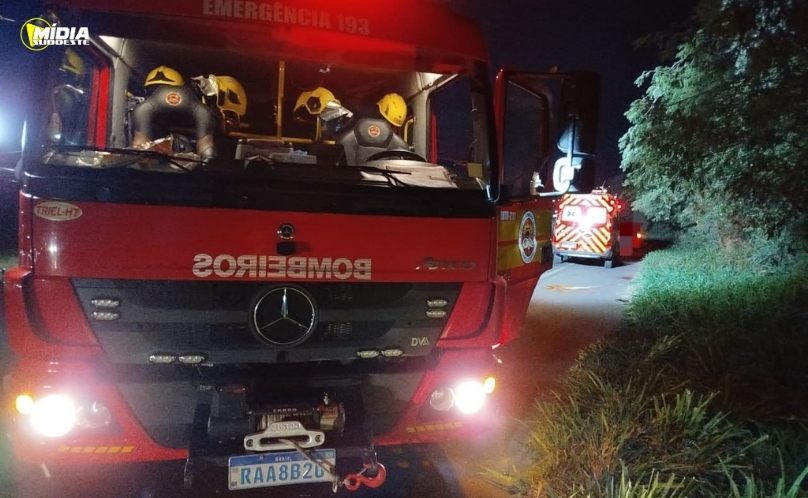 Homem de 29 anos fica gravemente ferido em colisão entre bicicleta e carro