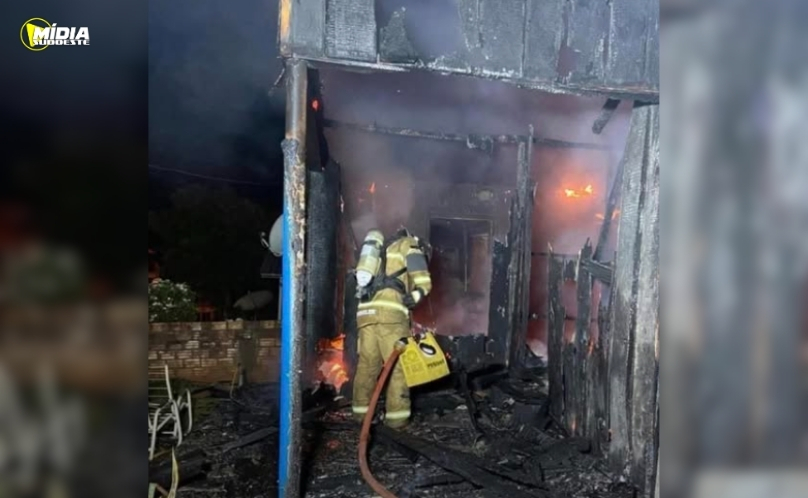 Capanema: incêndio de grandes proporções destrói casa e carro