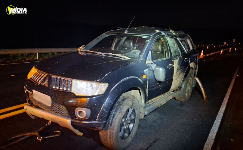 Caminhonete sai da pista e bate contra guardrail na PR-483