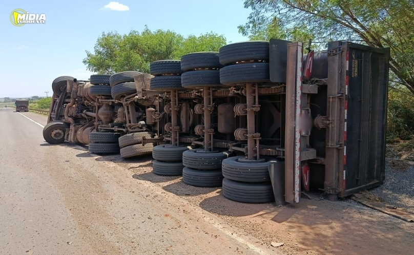 Caminhão tomba na BR-376 e motorista fica ferido